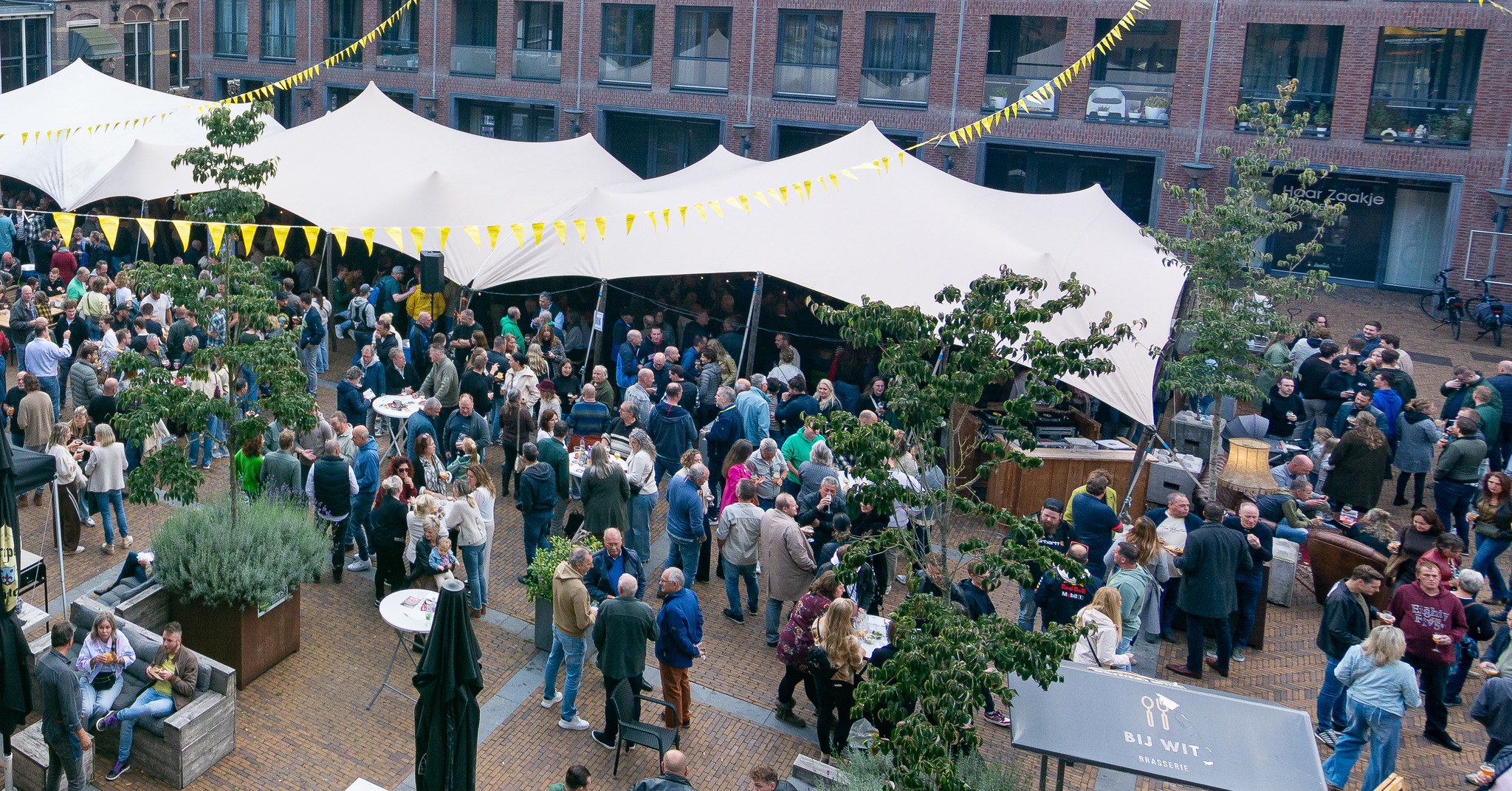 Overzicht van het Jezuïetenplein tijdens het festival
